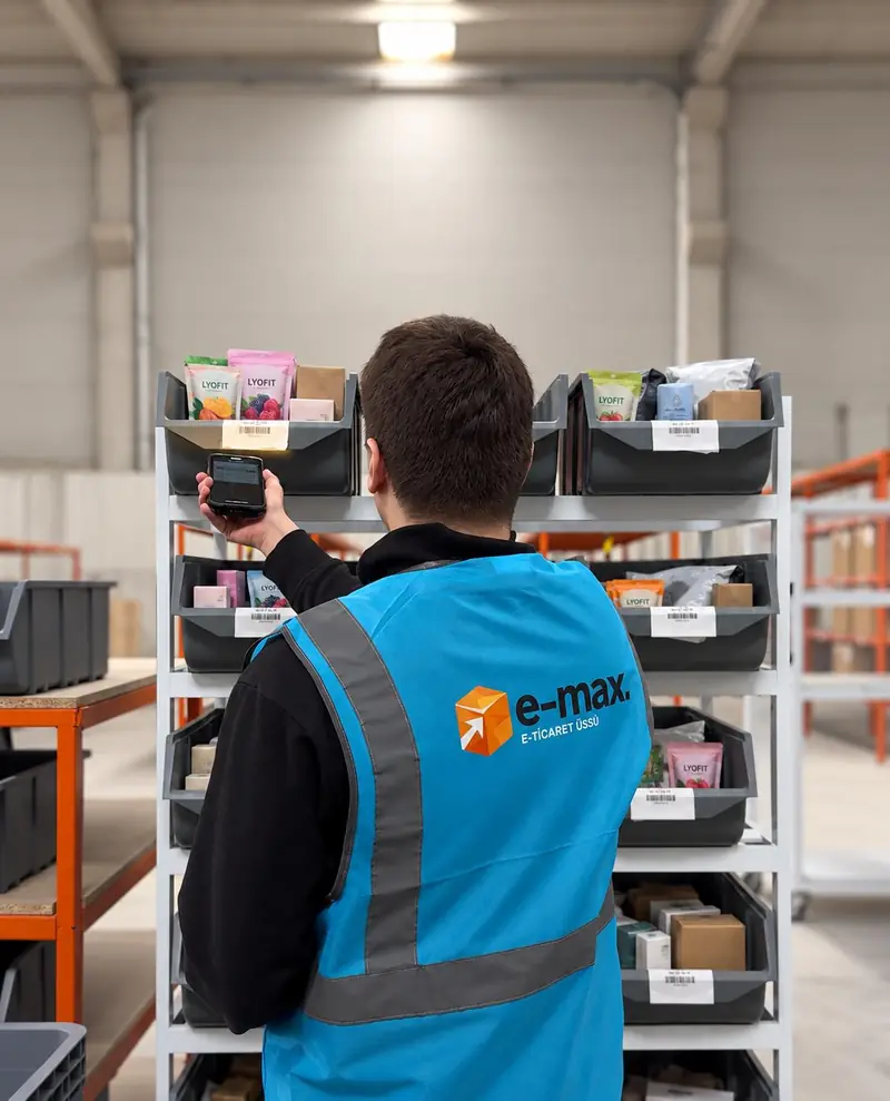 E-MAX yelekli çalışan ayrıştırma arabasındaki gözleri terminalle okutuyor