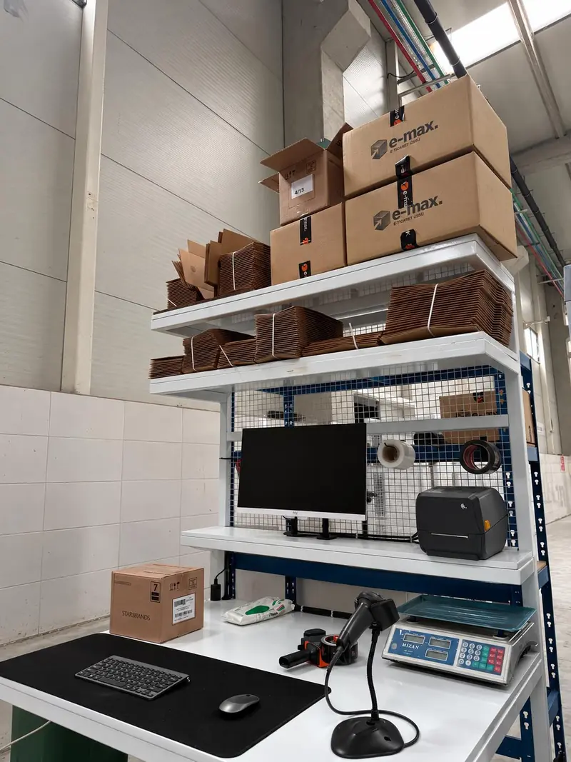 Ekranı, etiket yazıcısı, terazisi ve okuyucusu hazır bir paketleme masası